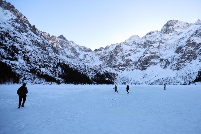 "Selekcja naturalna". Internauci bezlitośni dla ludzi, którzy wchodzą na  na Morskie Oko w czasie odwilży