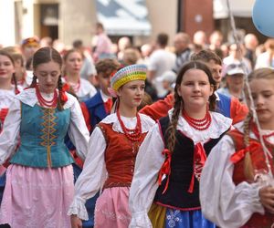 Kolorowa parada na otwarcie Dni Torunia. Przeszła przez serce toruńskiej starówki