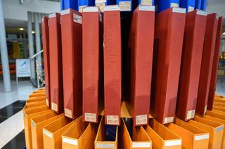   Nietypowa choinka znów stanęła w bibliotece UWM. Tym razem powstała z segregatorów [ZDJĘCIA]