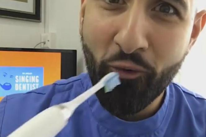 Dentysta śpiewa nowa wersję Shape Of You Eda Sheerana [VIDEO]