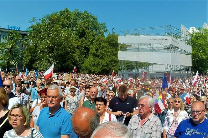 Manifestacja 4 czerwca na placu Solidarności w Szczecinie