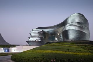 Fale odwiedzających w Muzeum w Shenzhen. „Kosmiczny statek” przyciągnął milion osób w mniej niż 100 dni