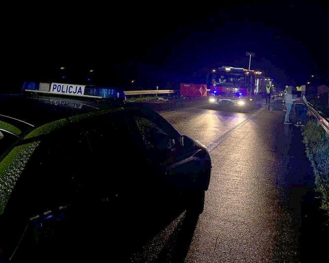 Śmiertelny wypadek pod Kutnem. 28-latek z BMW zderzył się z dwoma pojazdami [ZDJĘCIA].