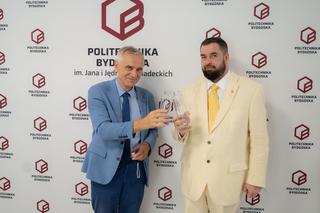 Rektor Politechniki Bydgoskiej i prezes wodociągów wznieśli toast. Mówią, że piją na zdrowie