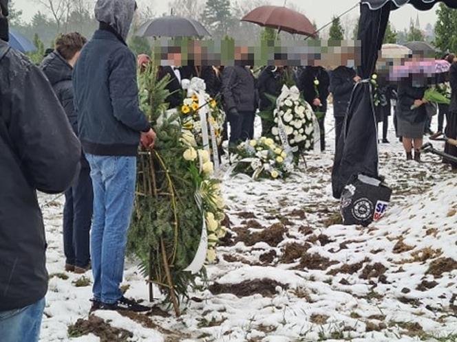  Dąbrówki: pogrzeb 17-letniej Pauliny. Rodzice pożegnali córkę, tuląc trumnę [ZDJĘCIA]