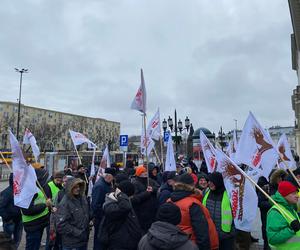 Warszawa: pracownicy MPO protestowali przed ratuszem