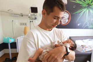 Friz i Wersow po raz pierwszy pokazali twarz córki. Tak wygląda dziecko Karola Wiśniewskiego!