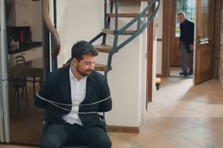 Miłość i nadzieja. Kuzey kontra Suat. Prawnik walczy o życie świadka! 