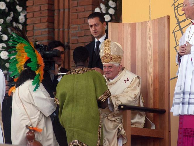 Tak choroba zmieniła Benedykta XVI. Papież emeryt w ciężkim stanie