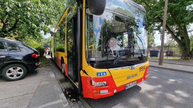 Uderzył w miejski autobus i uciekł. W trakcie pościgu zderzył się z kolejnym autobusem 