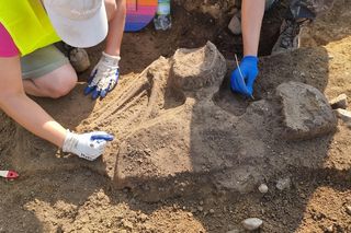 Niesamowite odkrycie na budowie S8 pod Wrocławiem! Ziemia ukrywała skarby sprzed tysięcy lat.