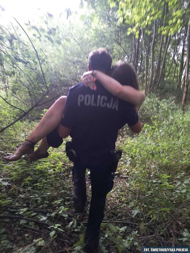 Kobieta przeżyła dramatyczne chwile w lesie! Pomogli policjanci 