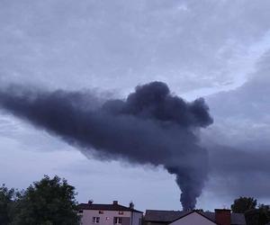 Kilkanaście wybuchów w Sławkowie. Płoną zbiorniki z paliwem
