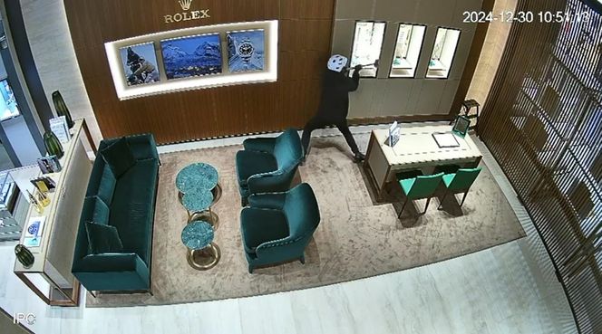 W 1,5 minuty zrabowali zegarki warte 2 miliony. Nagranie z zuchwałego skoku na jubilera w Galerii Mokotów