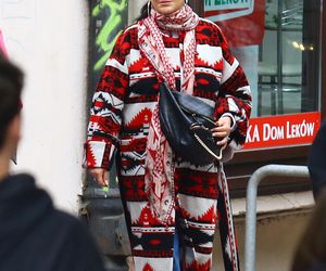 Kayah. Leczyła gardło i opalała kolana