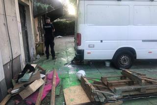 Skłotersi zajęli budynek na Mokotwie. Policja: Wylewano na nas farbę i fekalia