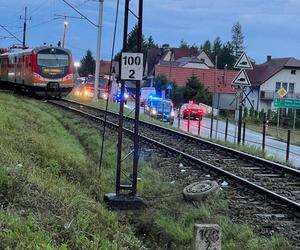 Barcice. Tragiczny wypadek. Auto dachowało i wpadło pod pociąg. 1 osoba nie żyje