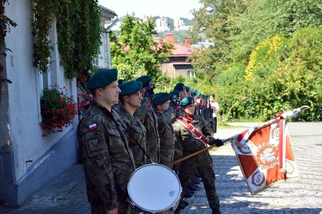 Przed kamienicą przy ul. Matejki odsłonięto tablicę upamiętniającą trzech wybitnych przemyślan