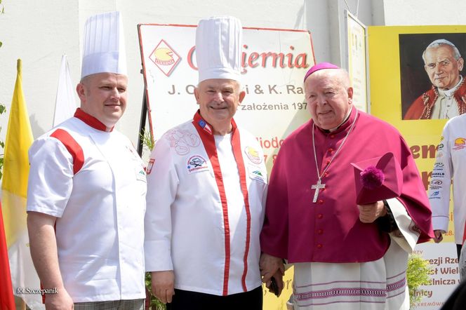  15 Edycja kremówki papieskiej. 