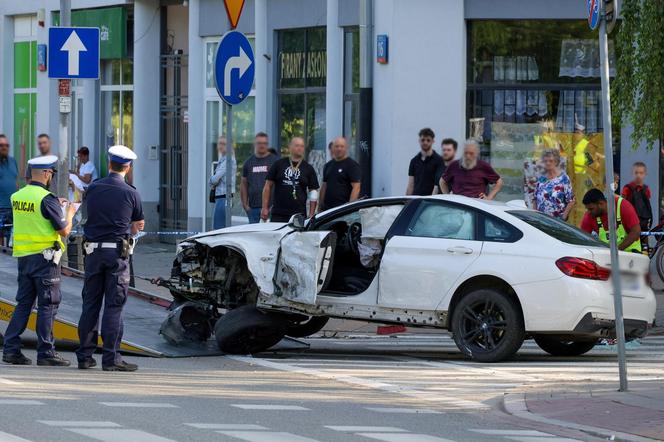 Zderzenie dwóch aut na Mokotowie; jeden z nich wjechał w ludzi