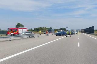 Pickup koziołkował na autostradzie. Straszne skutki zderzenia z busem