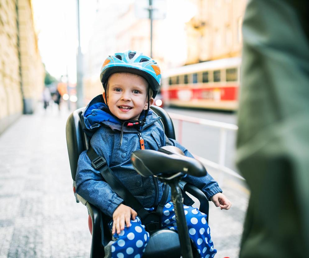 Mamy pytają o foteliki rowerowe dla dzieci. Fizjoterapeutka mówi od kiedy to bezpieczne