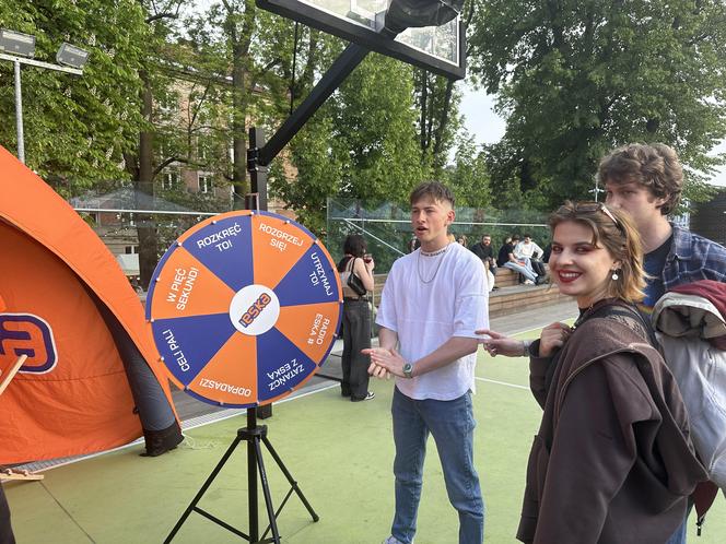 Juwenalia UEK 2024. Strefa Radia ESKA. Tłumy studentów na Koncercie Głównym