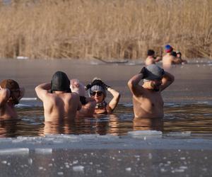 Lodowata woda im niestraszna! Za nami kolejne morsowanie w Pieckach pod Bydgoszczą