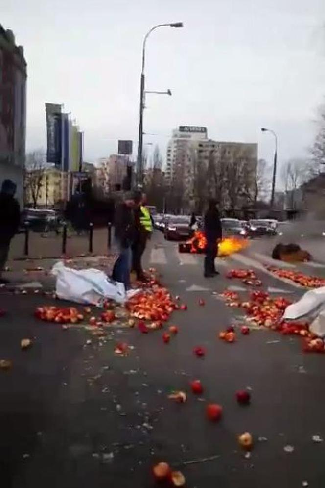 Protesty rolników w Warszawie. Palenie opon i świńskie łby na placu Zawiszy