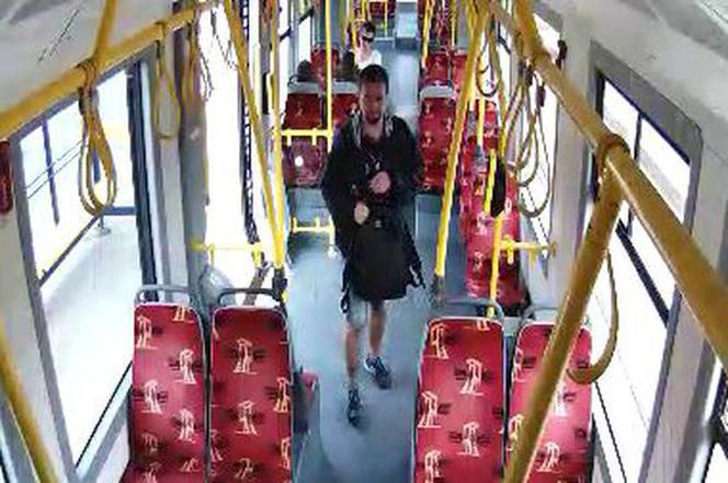  Robił to w tramwaju przy dziecku. Szuka go policja