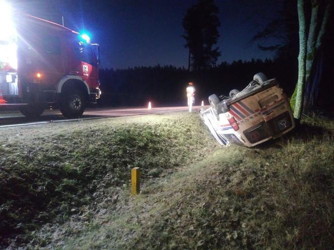Wypadek na trasie Orzysz - Ełk. Karetka dachowała w rowie