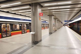 Metro w Warszawie już wozi pasażerów, ale wciąż są drążone nowe linie