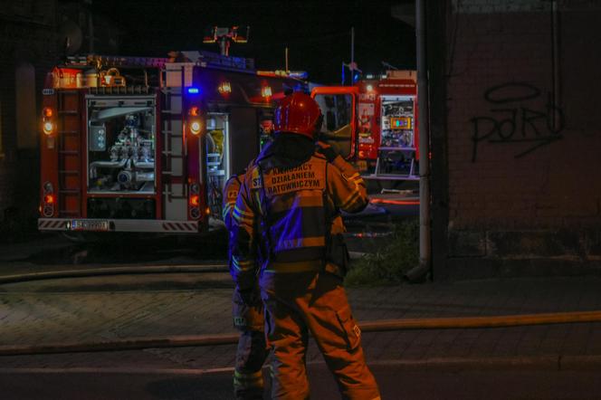 Pożar przy ul. Oswobodzenia w Katowicach. W akcji gaśniczej wzięło udział kilka zastępów straży