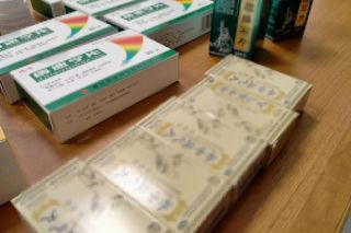 Szarlatan z Pruszkowa żerował na chorych i zdesperowanych. Leczył na wszystko, a leki robił w słoiku!