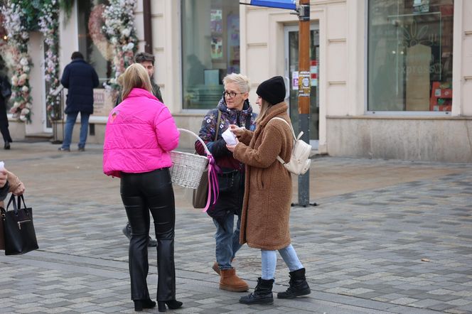 Hostessy rozdawały przechodniom darmowe pączki. To akcja galerii Felicity