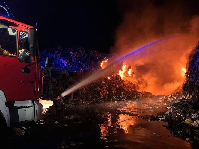 Pożar składowiska tekstyliów w Kamieńcu