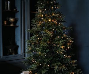 Tak będą wyglądać najmodniejsze choinki 2025! Beż, złoto i rubin wracają w wielkim stylu