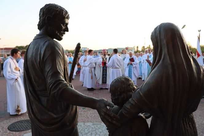 W Olsztynie stanął wyjątkowy pomnik. Ma przypominać o ważnych wartościach [ZDJĘCIA]