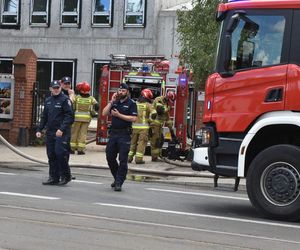 Pożar dachu budowanego budynku straży pożarnej. Zdjęcia z miejsca zdarzenia