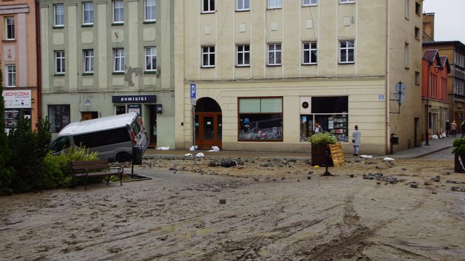 W Głuchołazach sceneria jak z czasów wojny. Mieszkańcy: „Chleba nam potrzeba” 