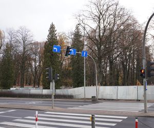 Główne wejście do Parku Planty zagrodzone