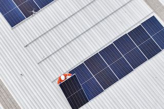 Ograniczenie przegrzewania się dachów – izolacja, wentylacja i powłoki refleksyjne