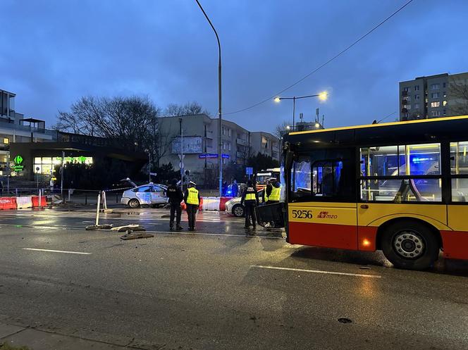 Autobus miejski zmiótł taksówkę! Ratownicy reanimowali rannego