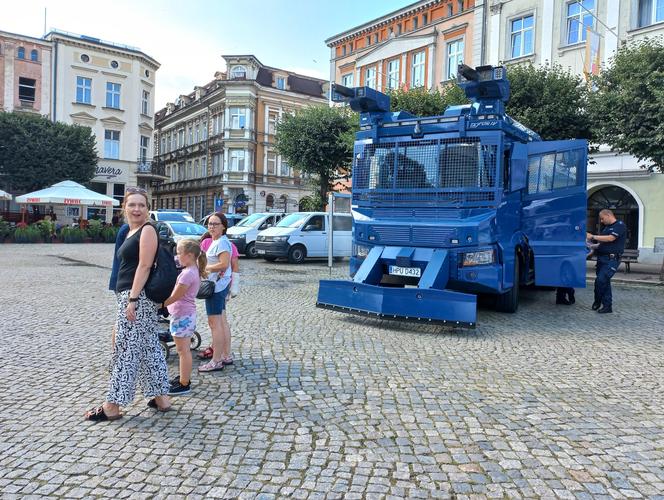 Policjanci świętowali na Rynku w Lesznie. Był uroczysty apel i piknik