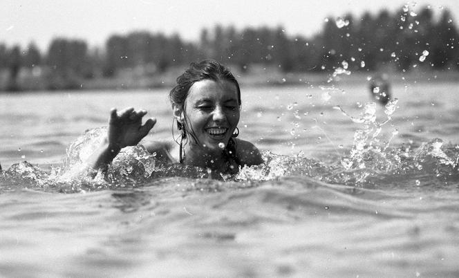 Fotografie z dnia 8 sierpnia 1988 r. wykonane przez Wojciecha Krenza z Kalisza prezentujące wczasowiczów odpoczywających na plaży w Gołuchowie.