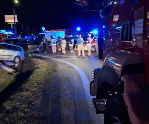 Poważny wypadek pod Kaliszem. Dwie osoby zakleszczone w pojazdach 