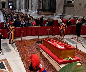 Tłumy w Watykanie. Wierni oddają hołd papieżowi Franciszkowi