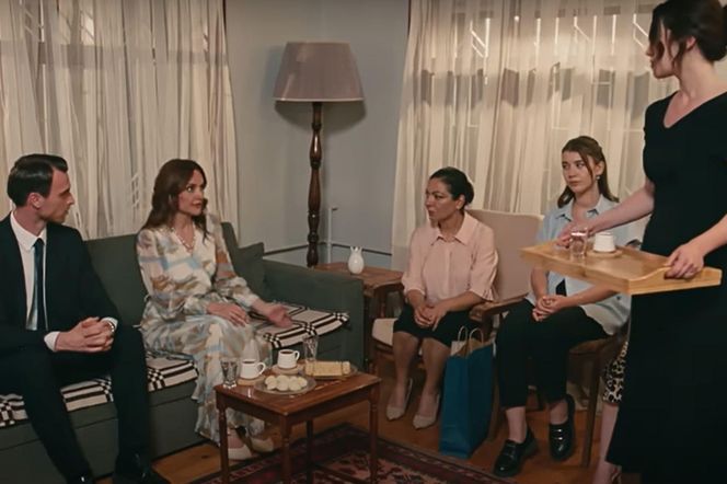 Wieczorem do oficyny przychodzi Alper w towarzystwie Songul 