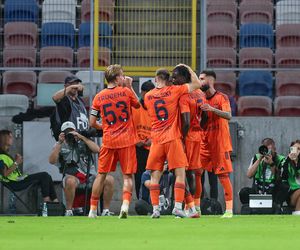 Górnik Zabrze - Termalica Nieciecza. Niesamowita atmosfera na Arenie Zabrze! Kibice Górnika dopingują swoją drużynę