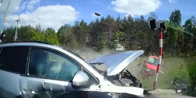 Policjanci ujawnili dramatyczne nagranie. Zderzenie trzech aut na przejeździe kolejowym
